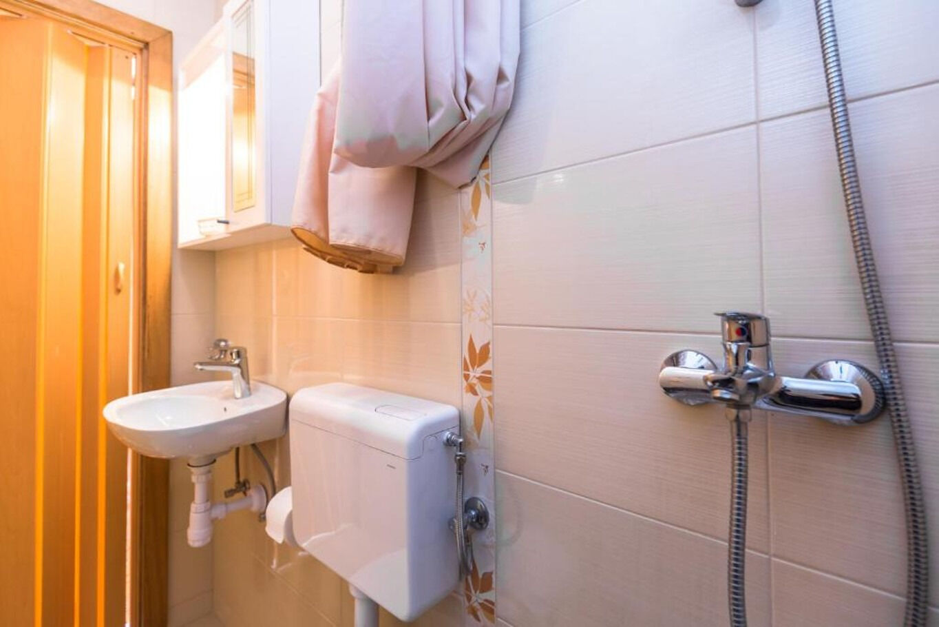 Apartments and Rooms Happiness 112801-S7