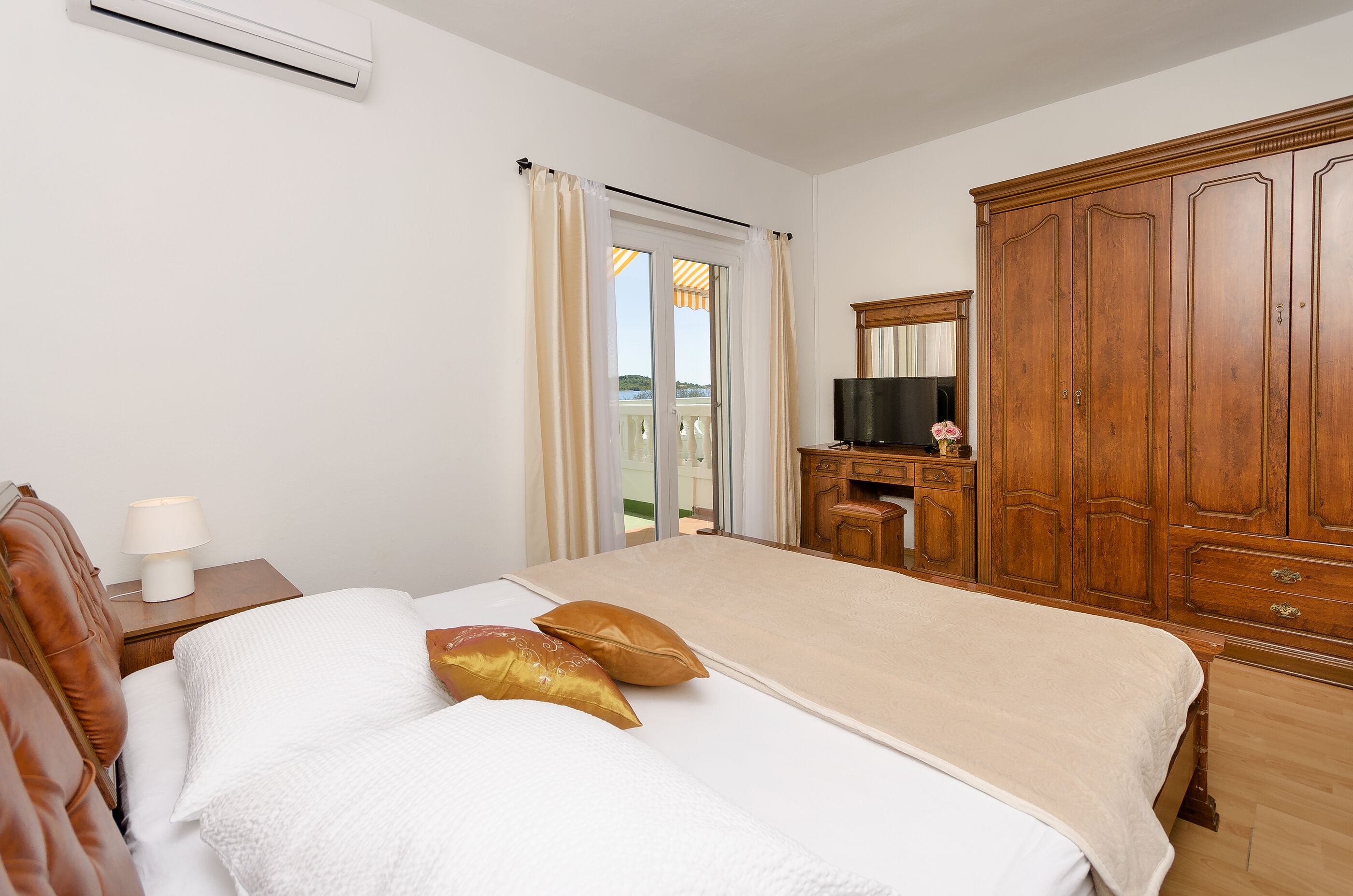 Apartment and Rooms Artina 25091-S2