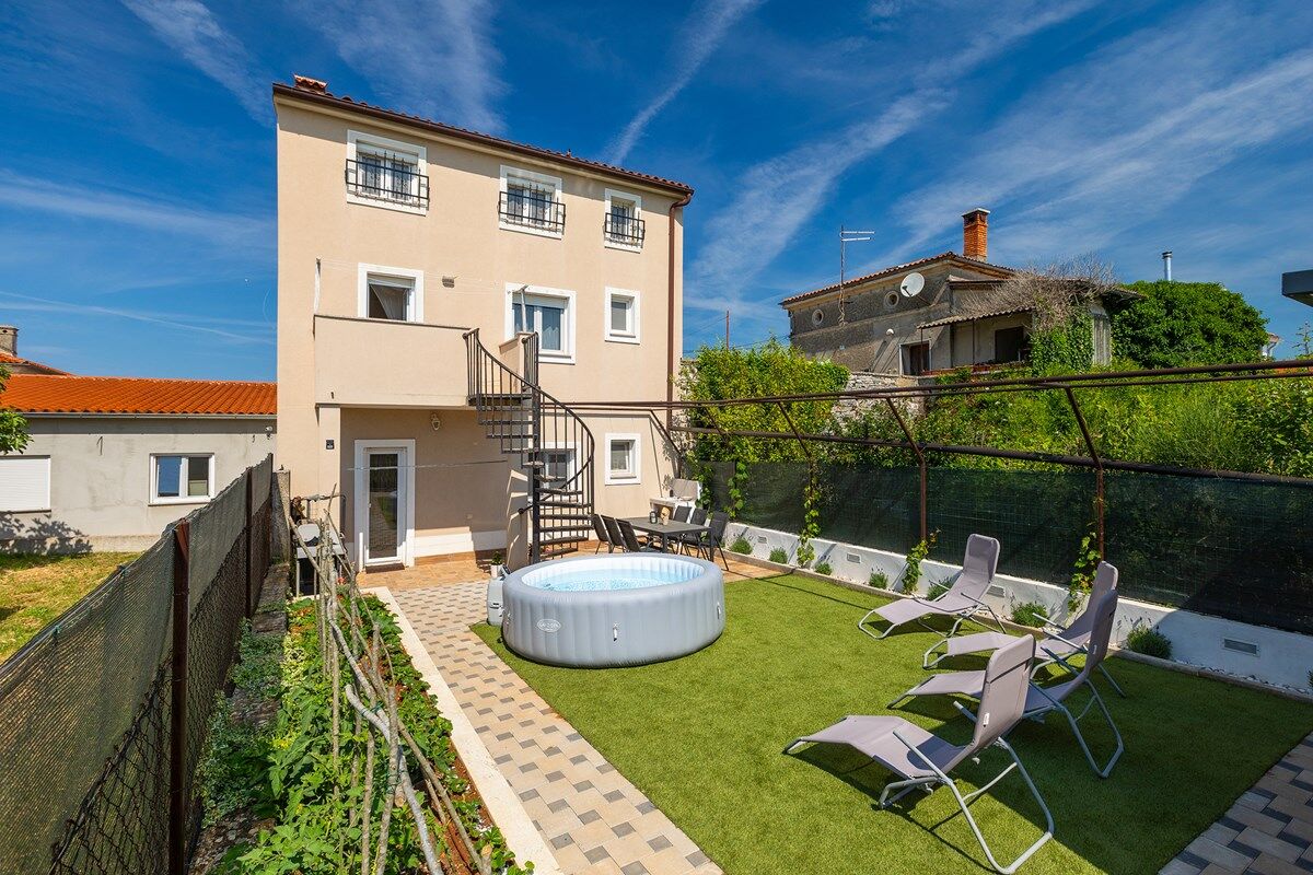 House Kristina 74302-A1
