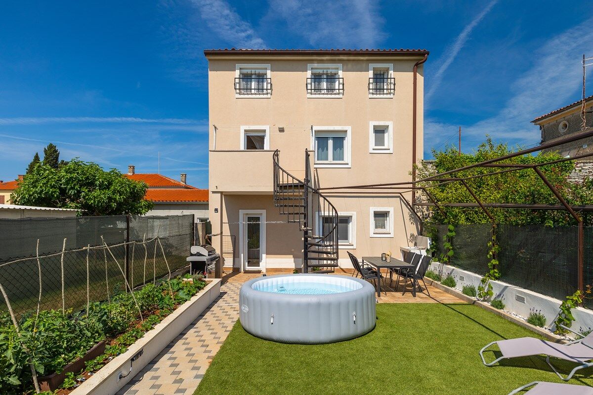 House Kristina 74302-A1