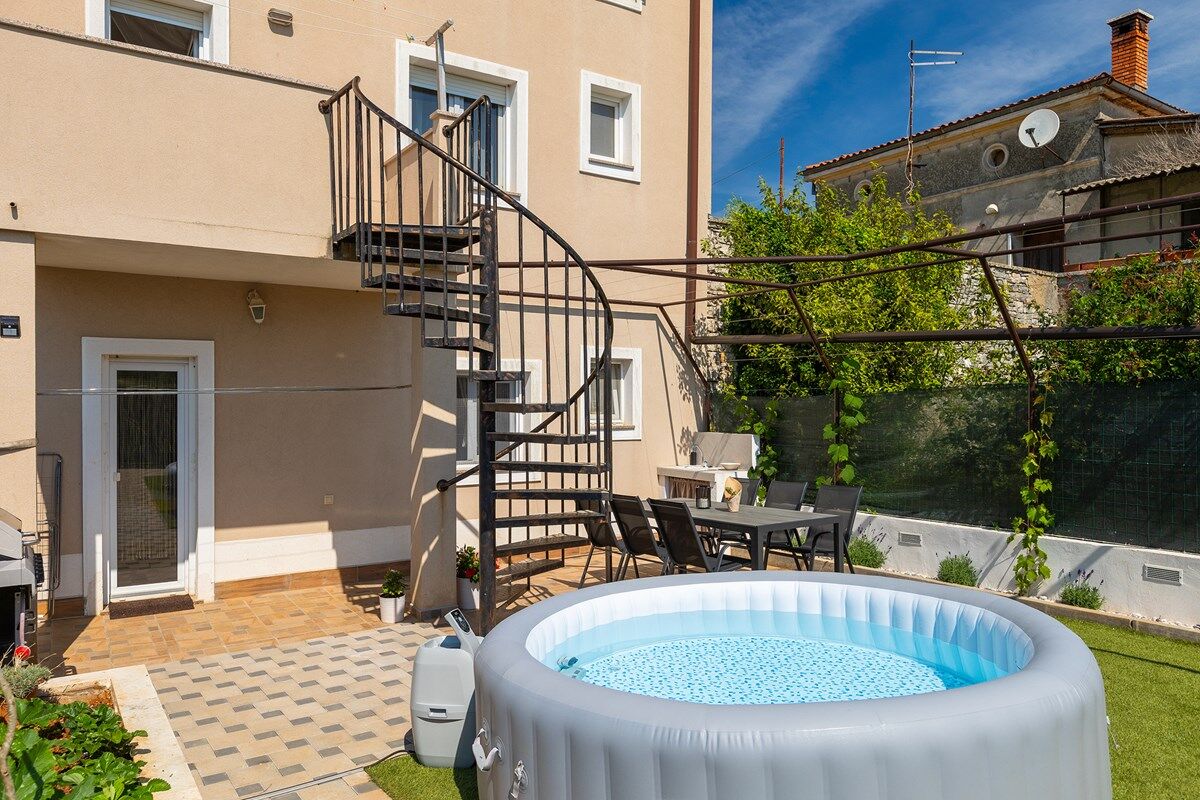 House Kristina 74302-A1