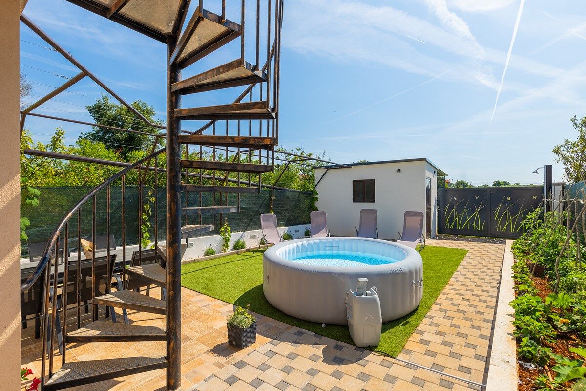 House Kristina 74302-A1