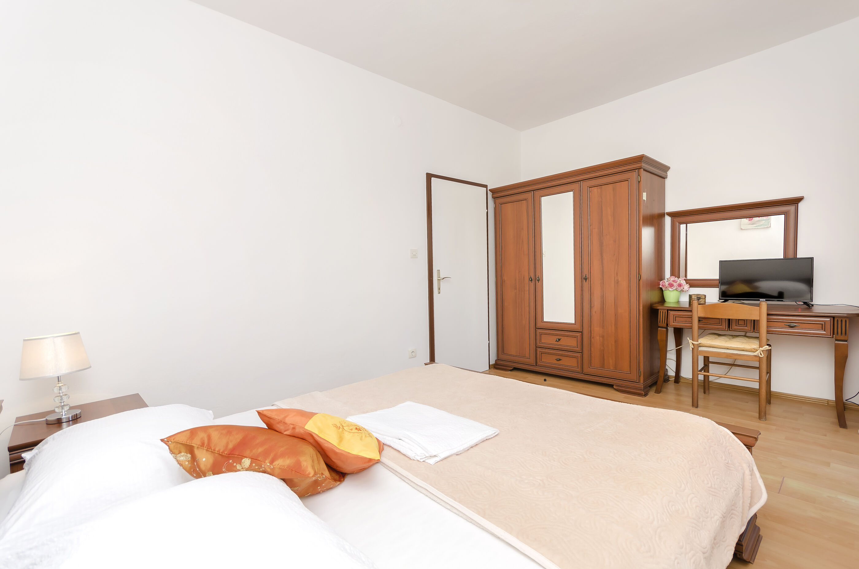 Apartment and Rooms Artina 25091-S3