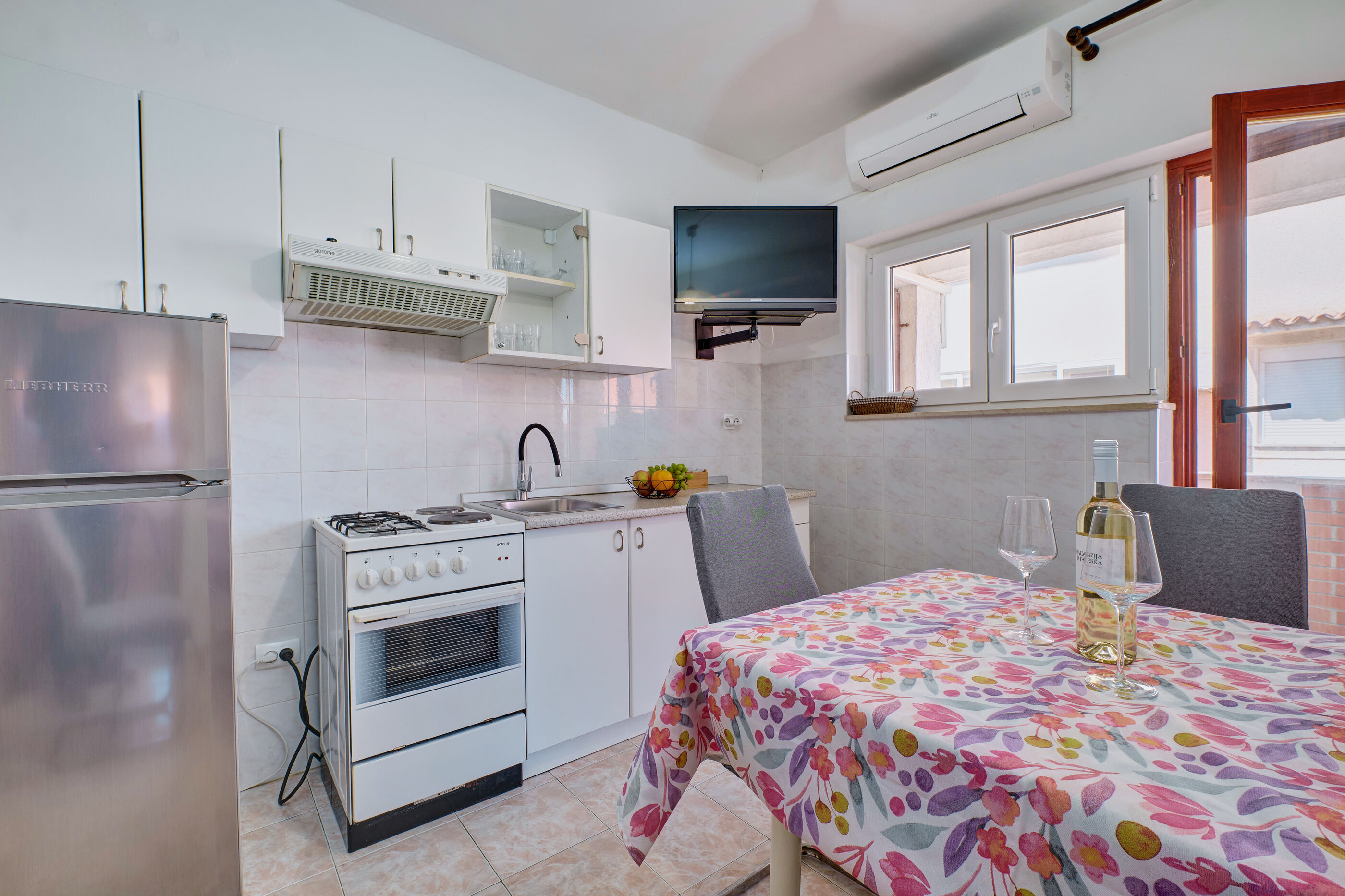 Apartments Suzana 94060-A2