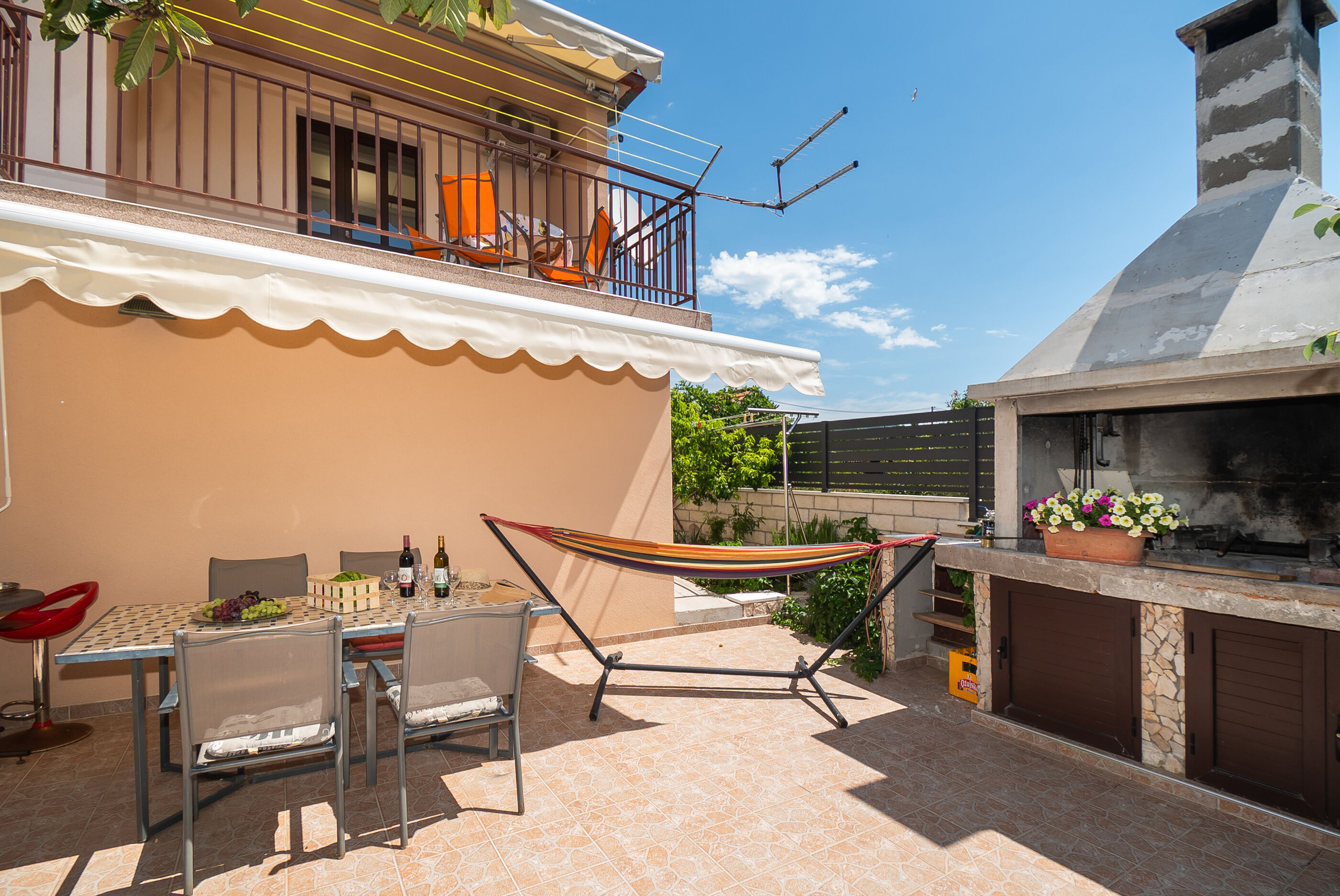 Apartments Hrvatić 21571-A1