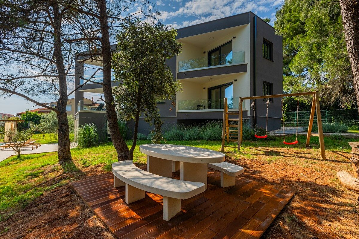 Villa Black and White 74317-K1