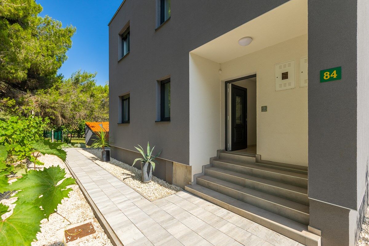 Villa Black and White 74317-K1