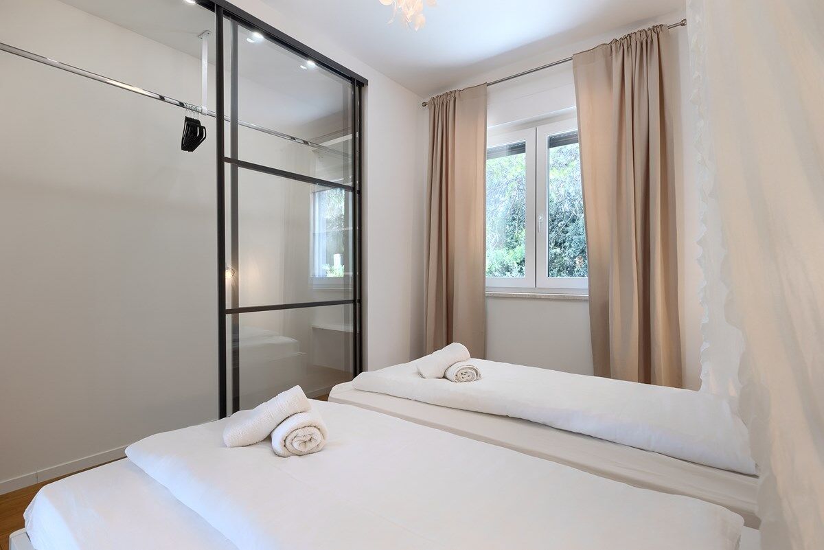 Villa Black and White 74317-K1