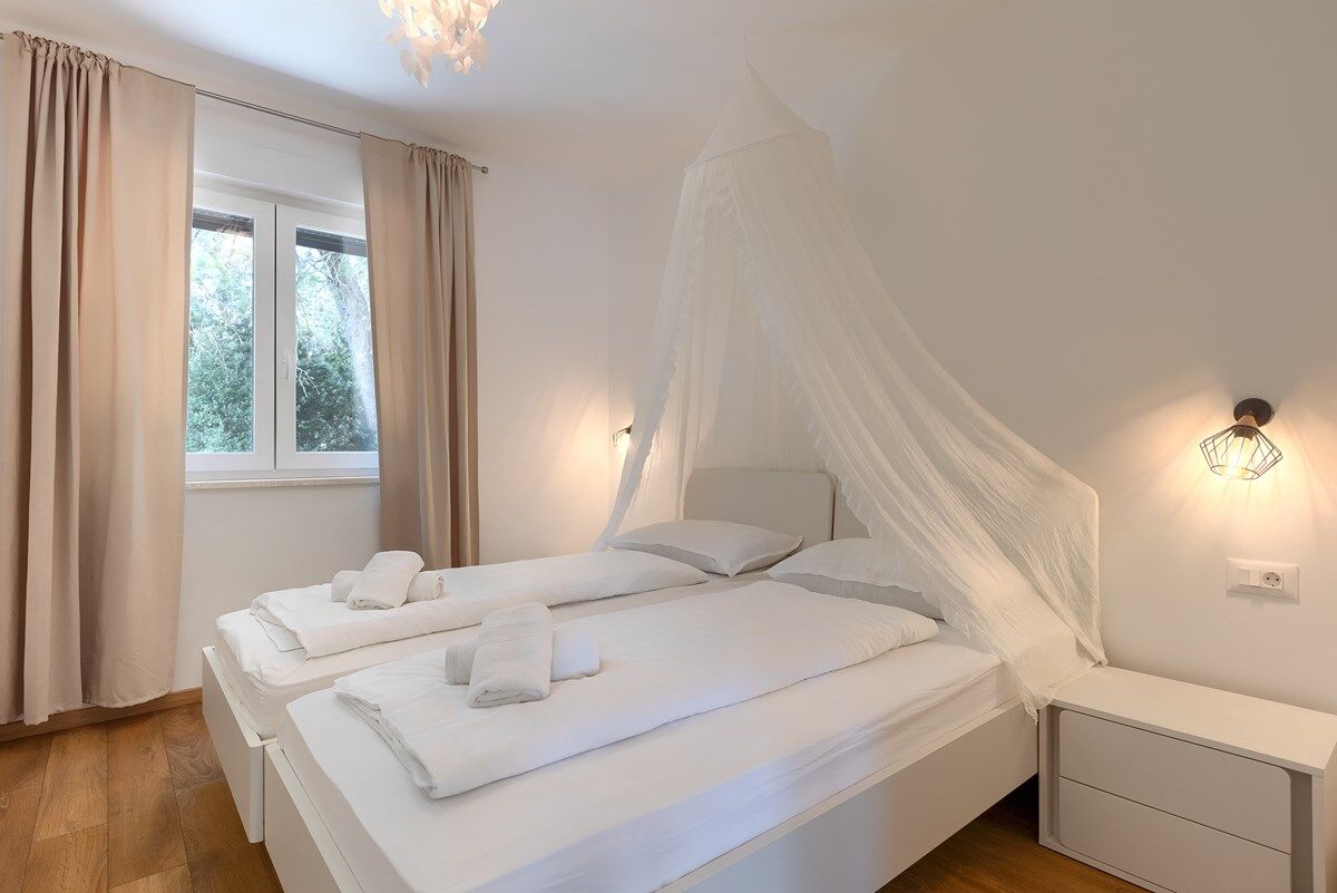 Villa Black and White 74317-K1