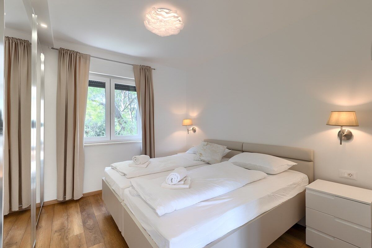 Villa Black and White 74317-K1