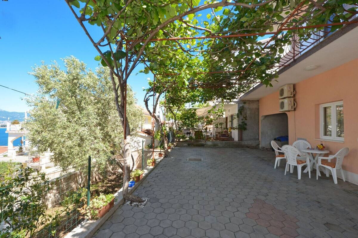 Apartments Sima 104011-A2