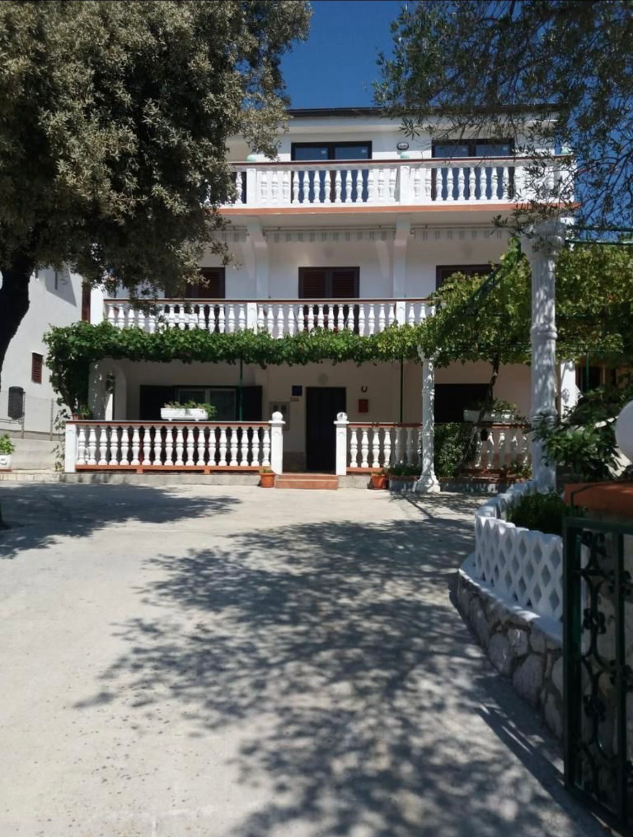 Apartments MILAN Accommodation in Rab