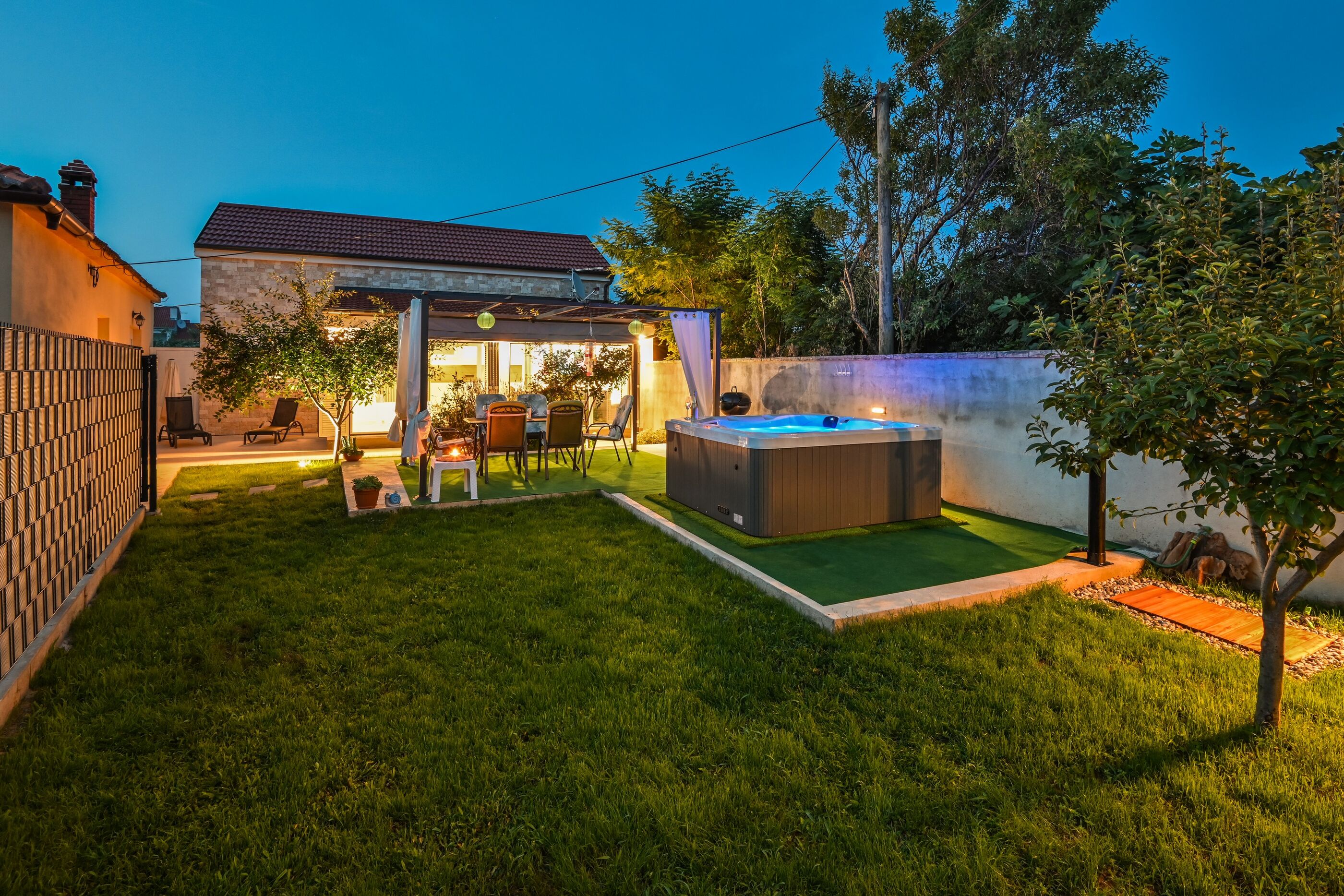 House Nikolina 64133-K1