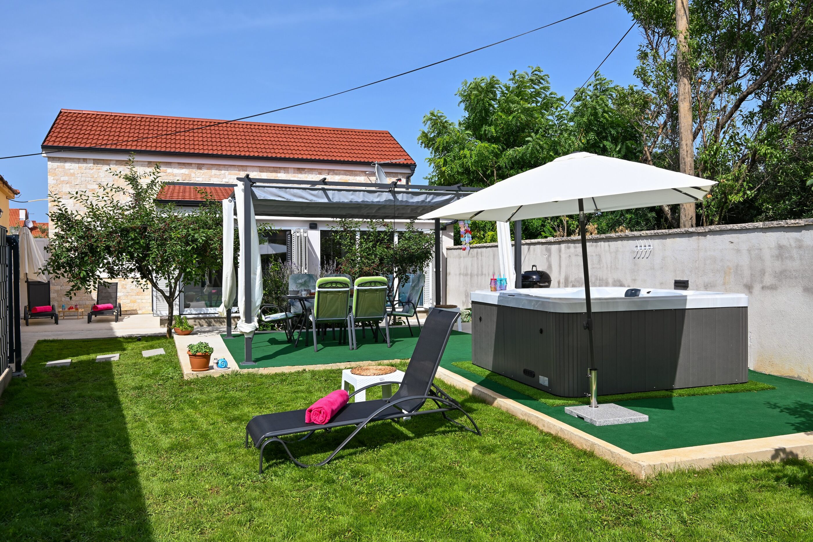 House Nikolina 64133-K1