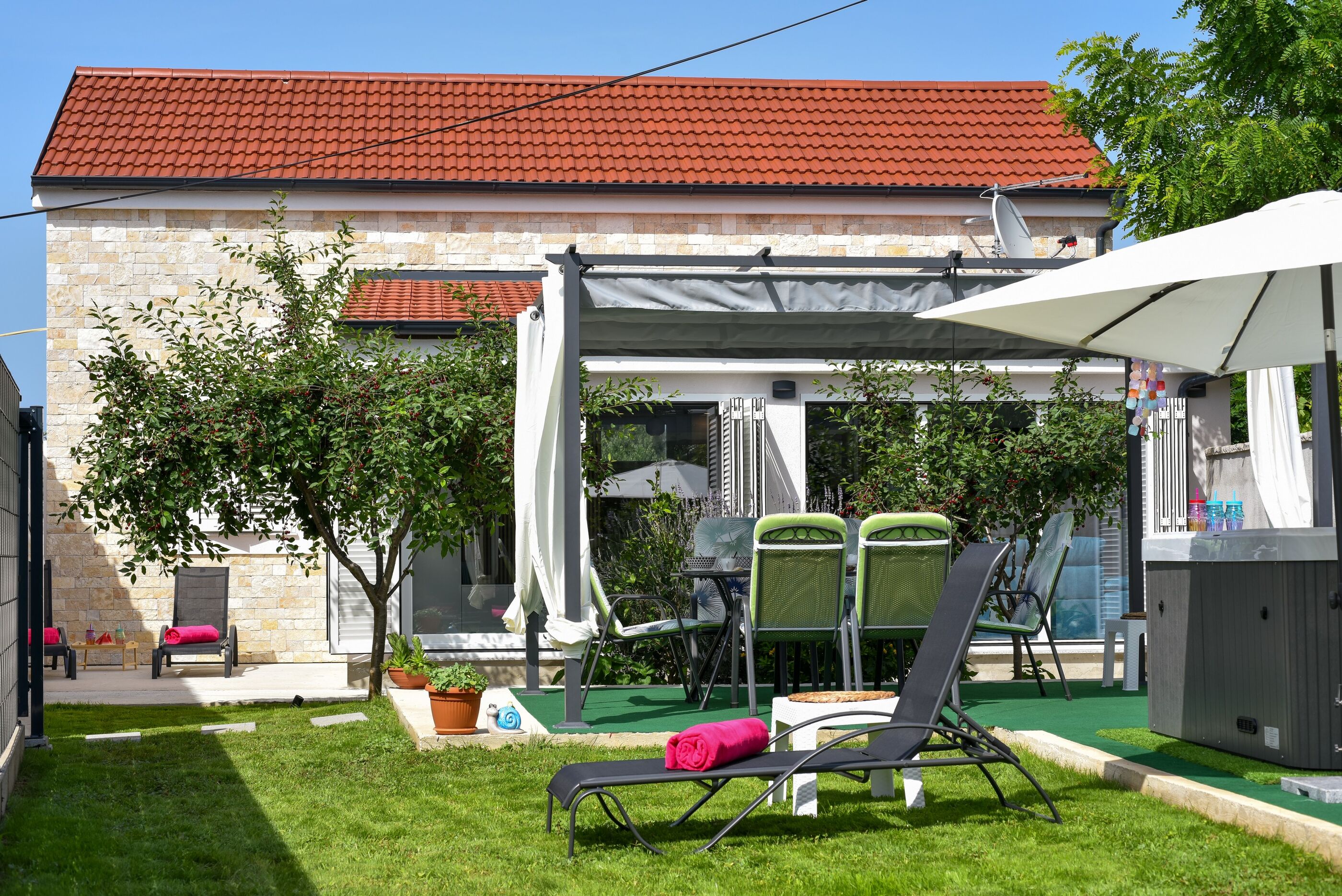 House Nikolina 64133-K1