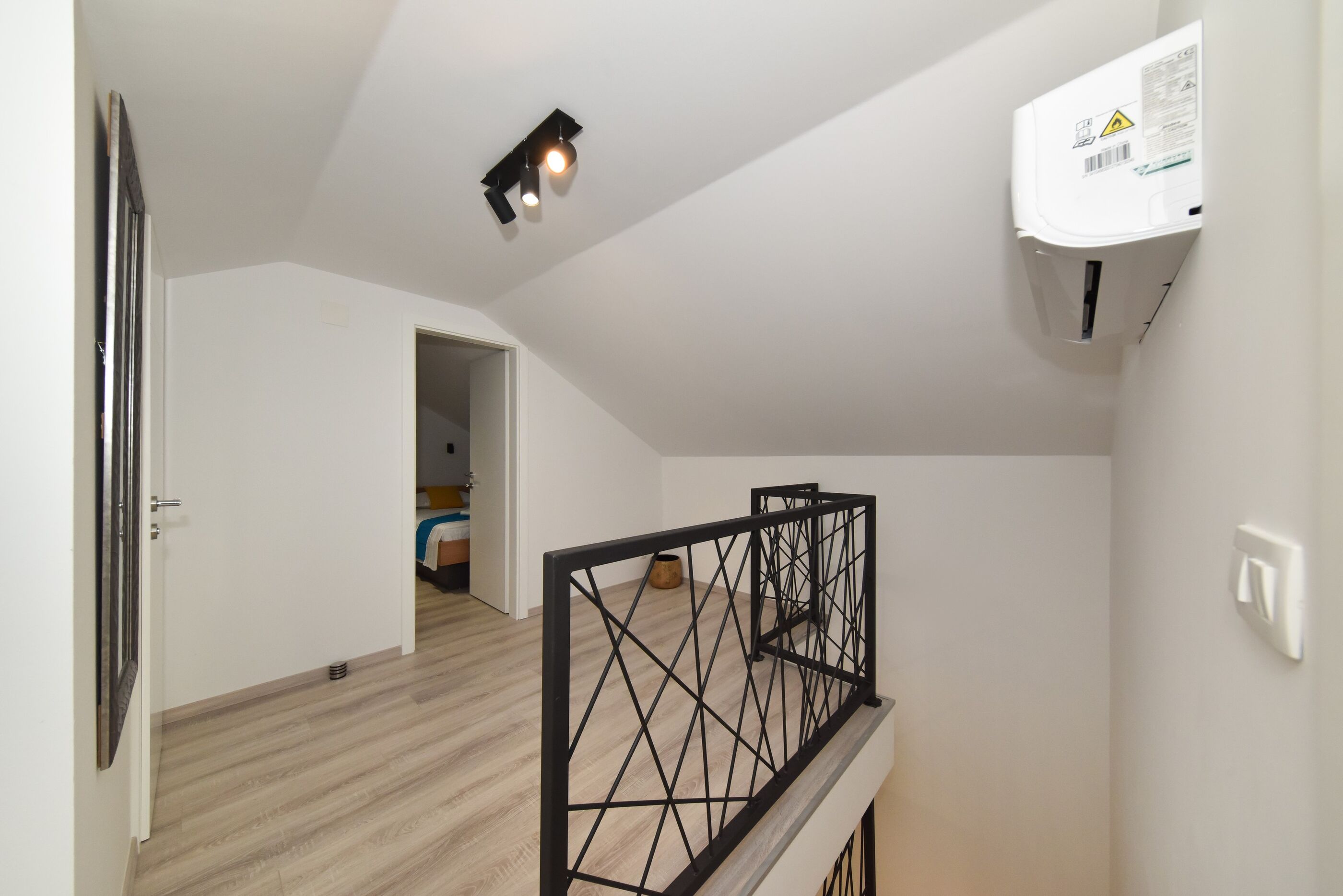 House Nikolina 64133-K1