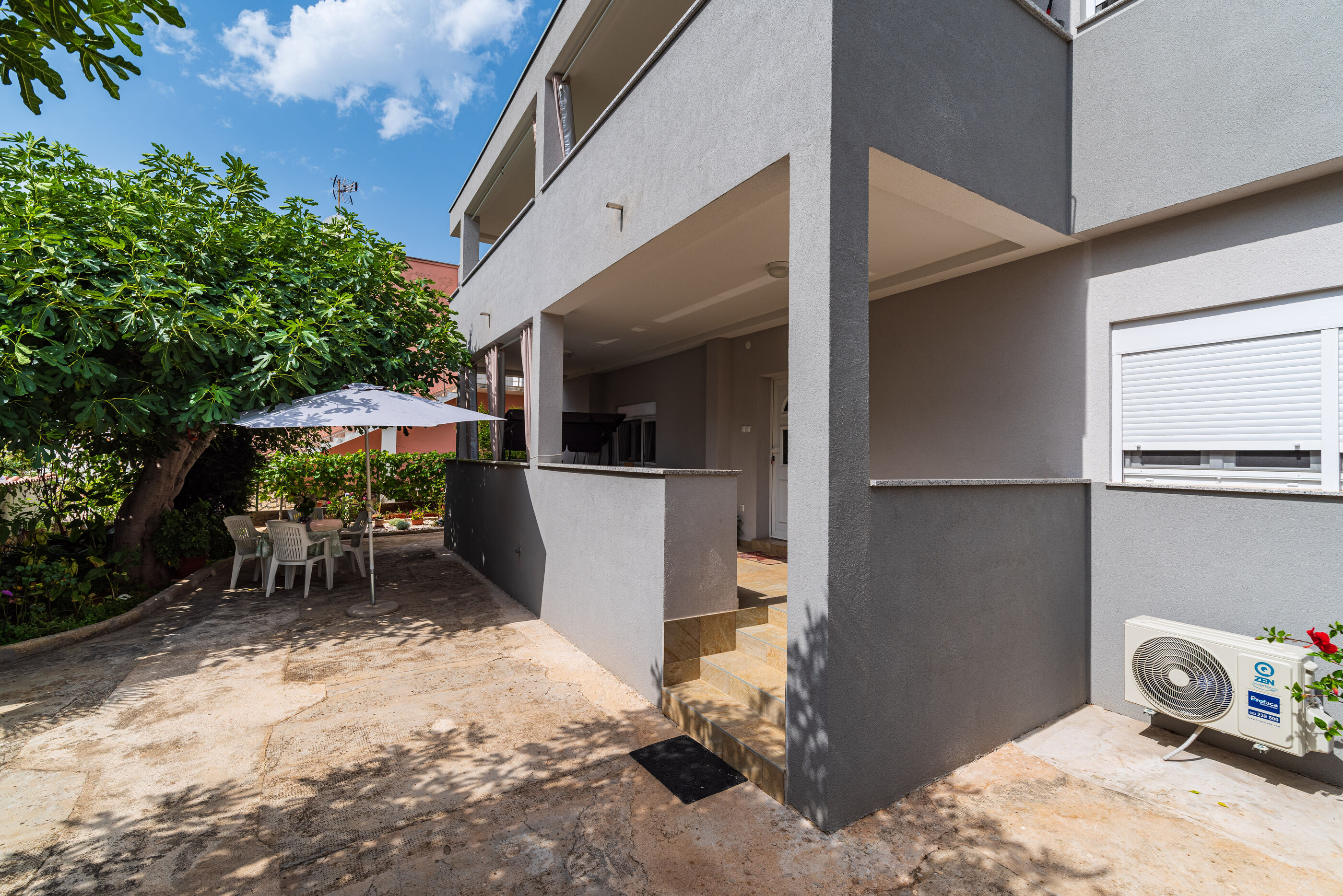 House Franica 76471-A1