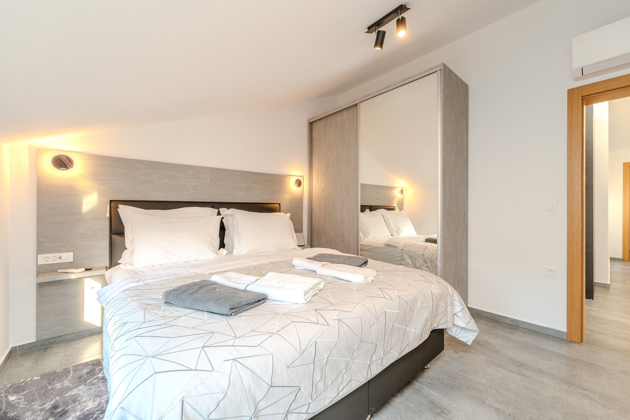 Apartments Villa Royal 44969-A3