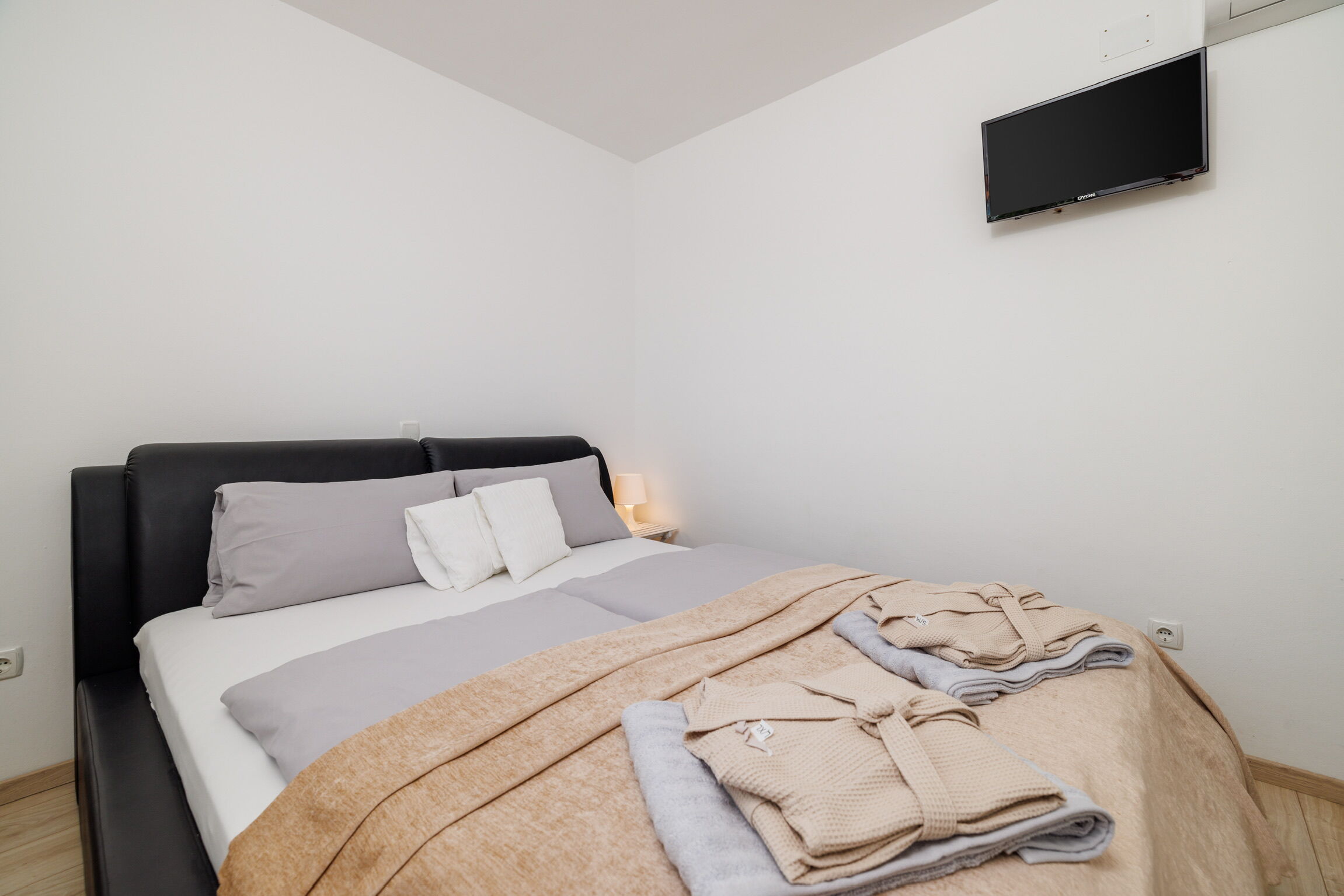 Apartments Jozić 62776-A1