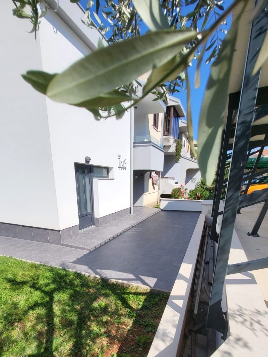 Photo of House Tinis