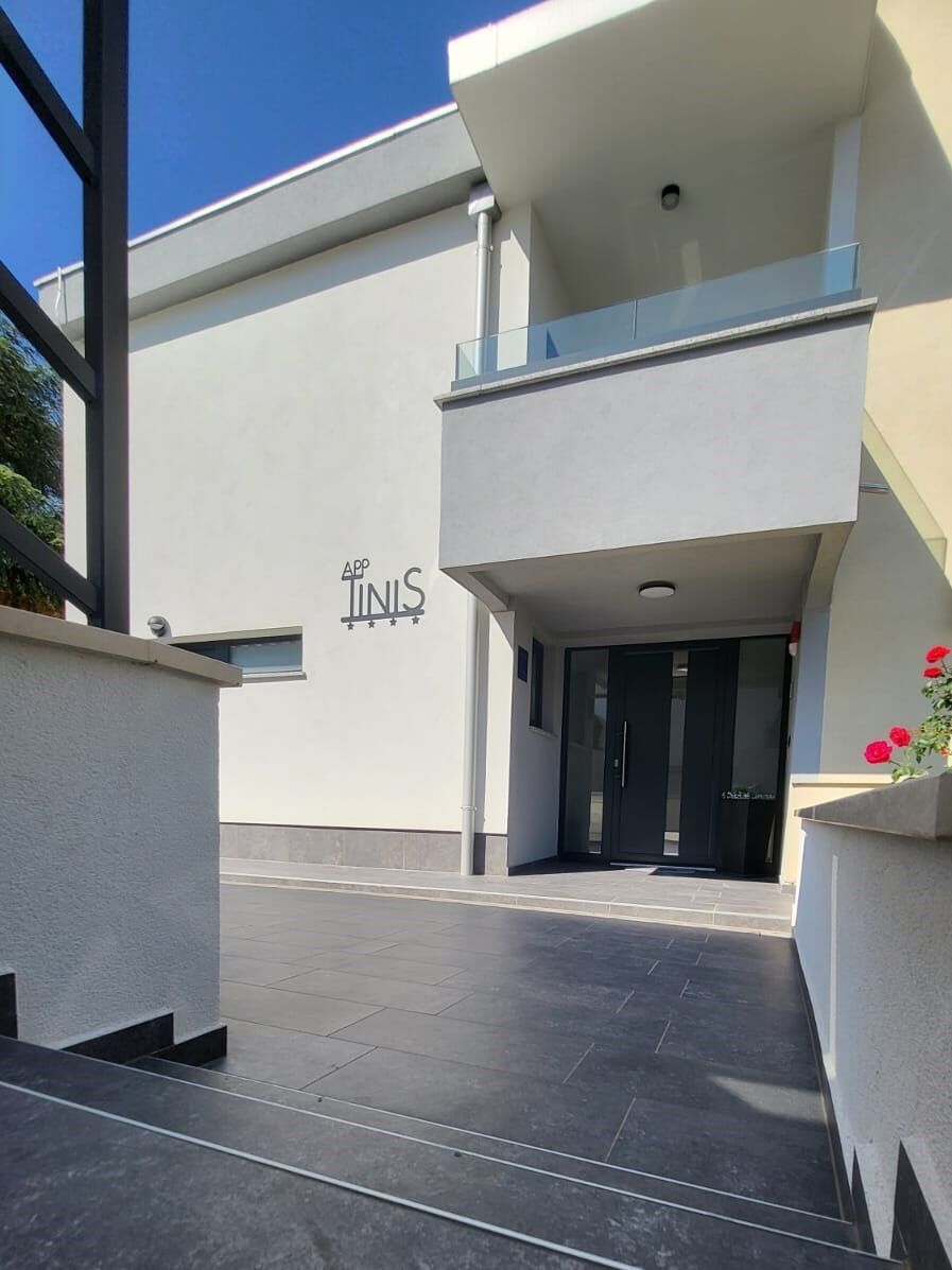 Photo of House Tinis