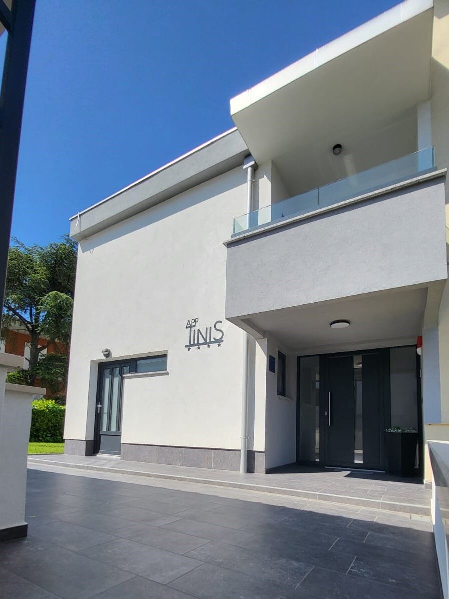 Photo of House Tinis